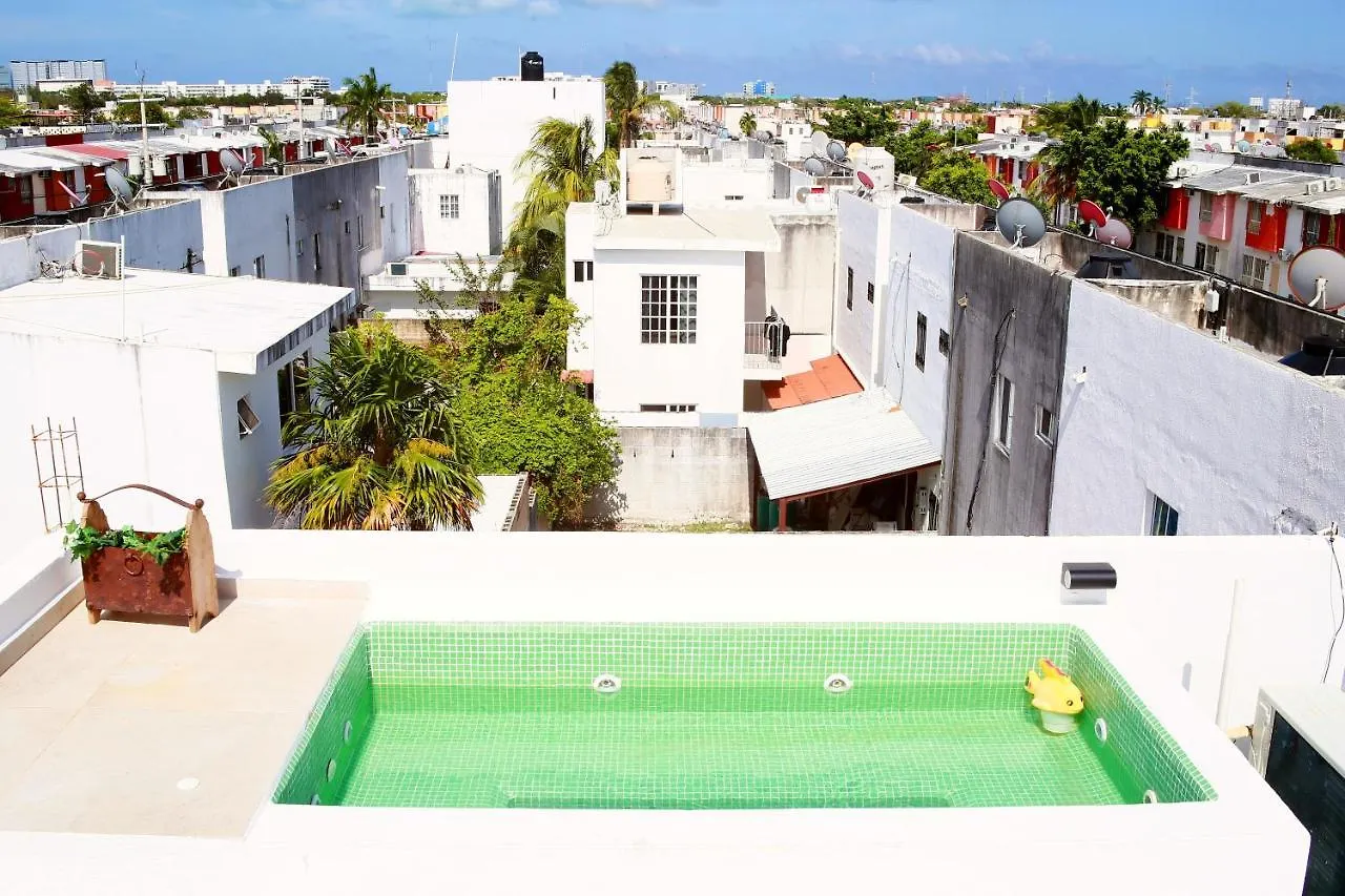 Cómodo Cuarto, Jacuzzi Rooftop, AC Cancún 0*,  México